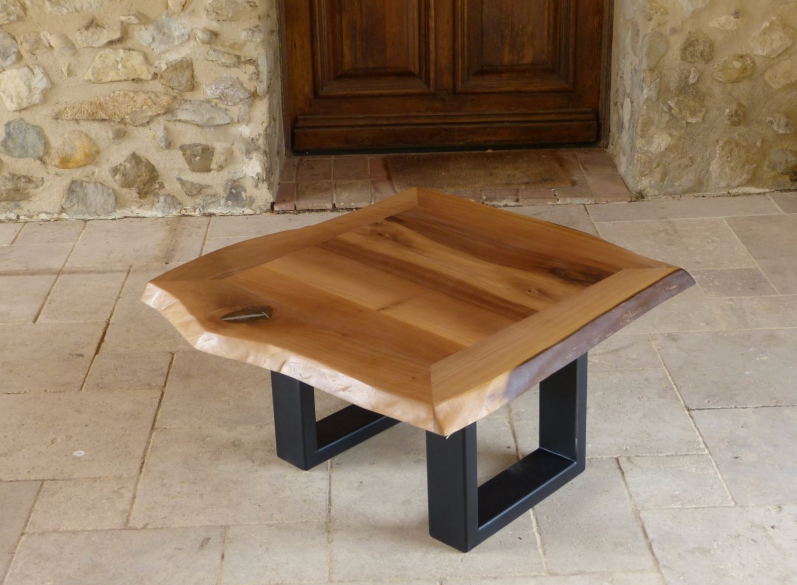 Table basse noyer pieds simples U